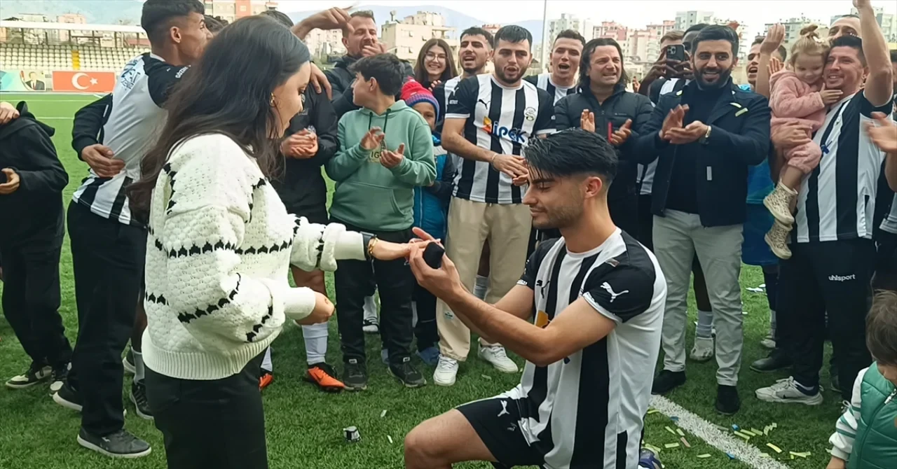 Adana’da amatör futbolcu yeşil sahada kız arkadaşına evlenme teklif etti 