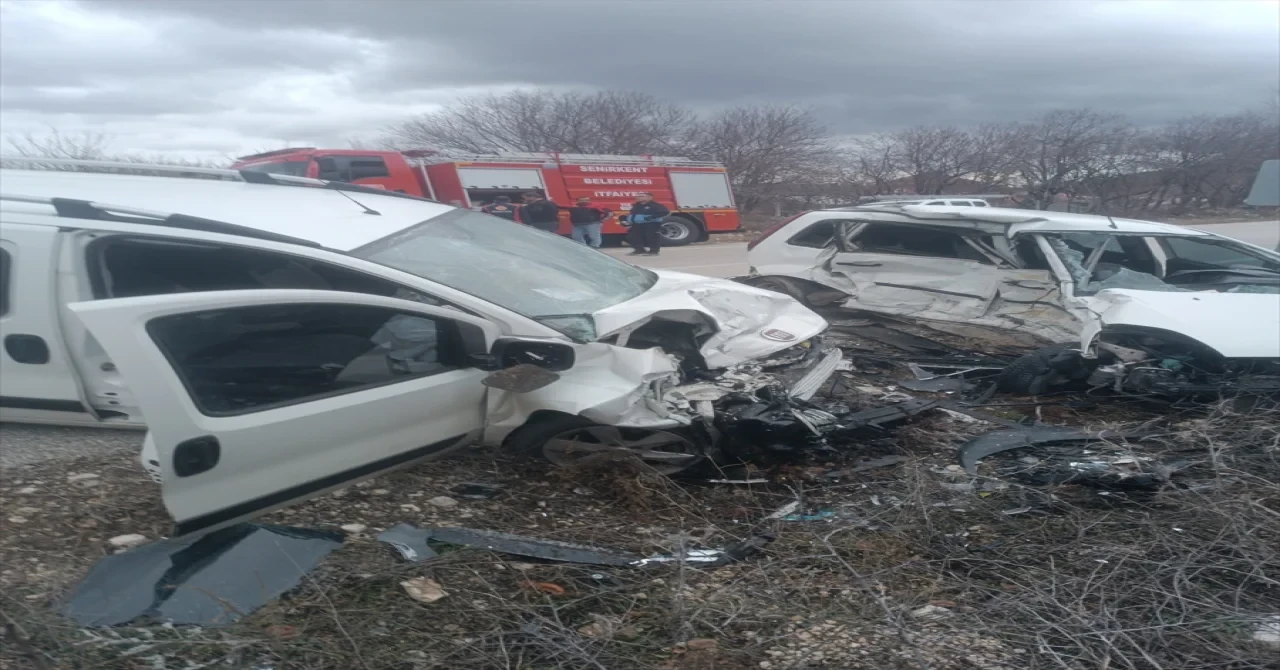 Isparta’da kamyonet ile otomobilin  çarpıştığı kazada 1 kişi öldü, 1 kişi yaralandı