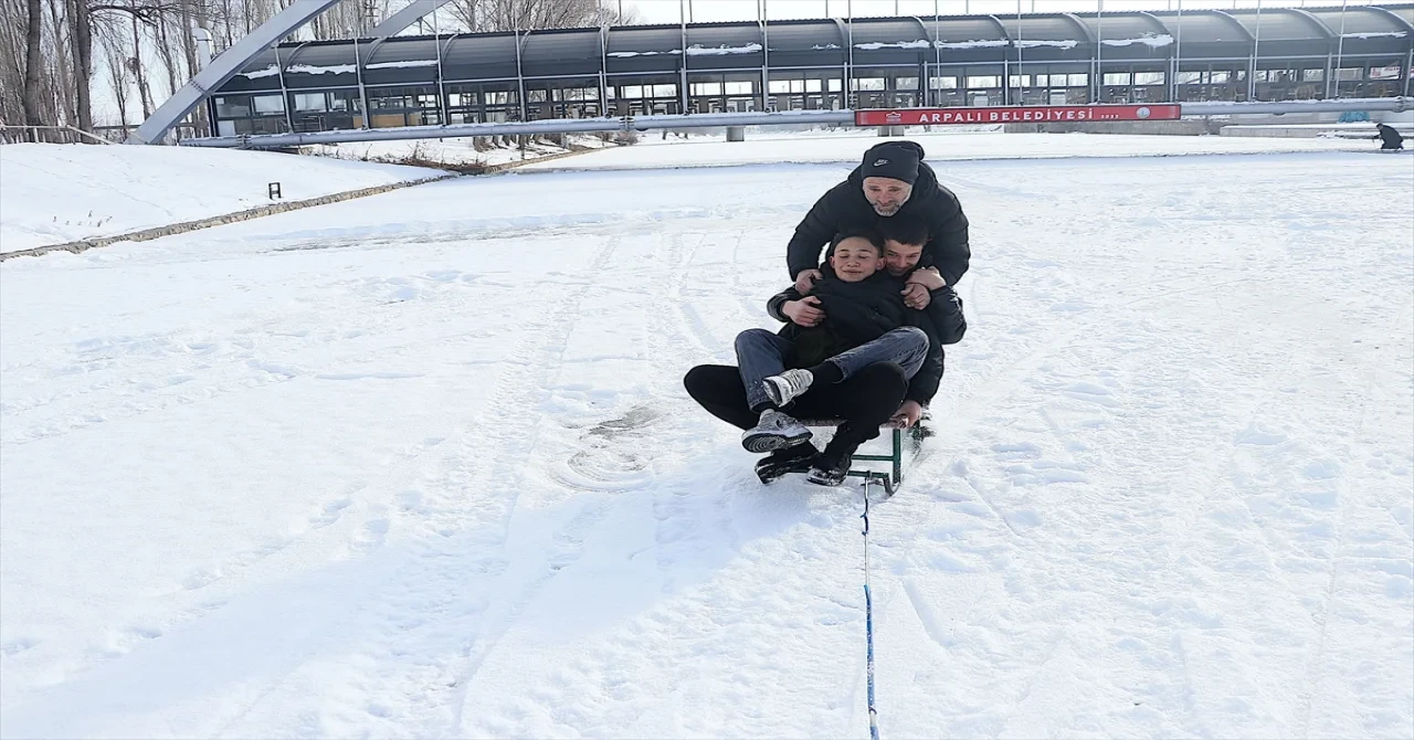 Buz tutan Çoruh Nehri’nde kızak keyfi 