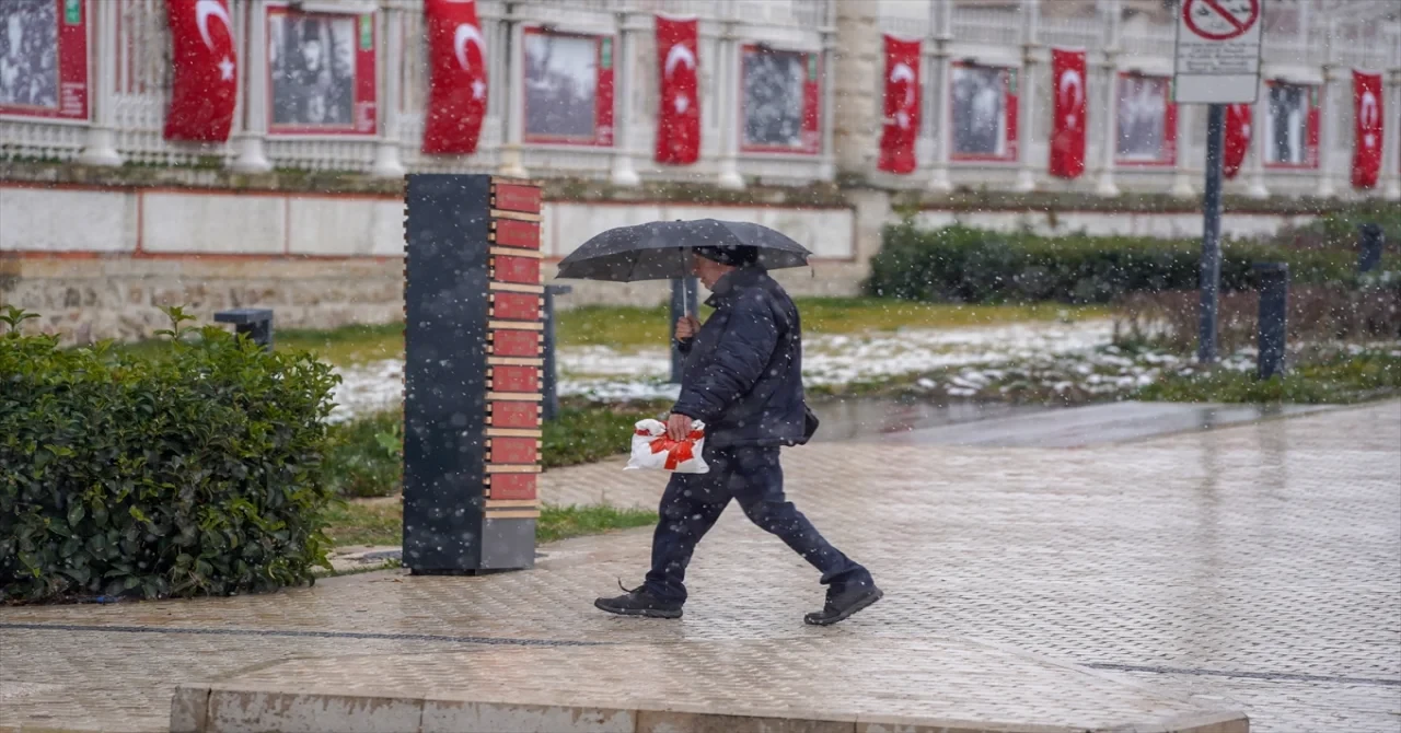 Edirne’de kar yağışı etkili oluyor