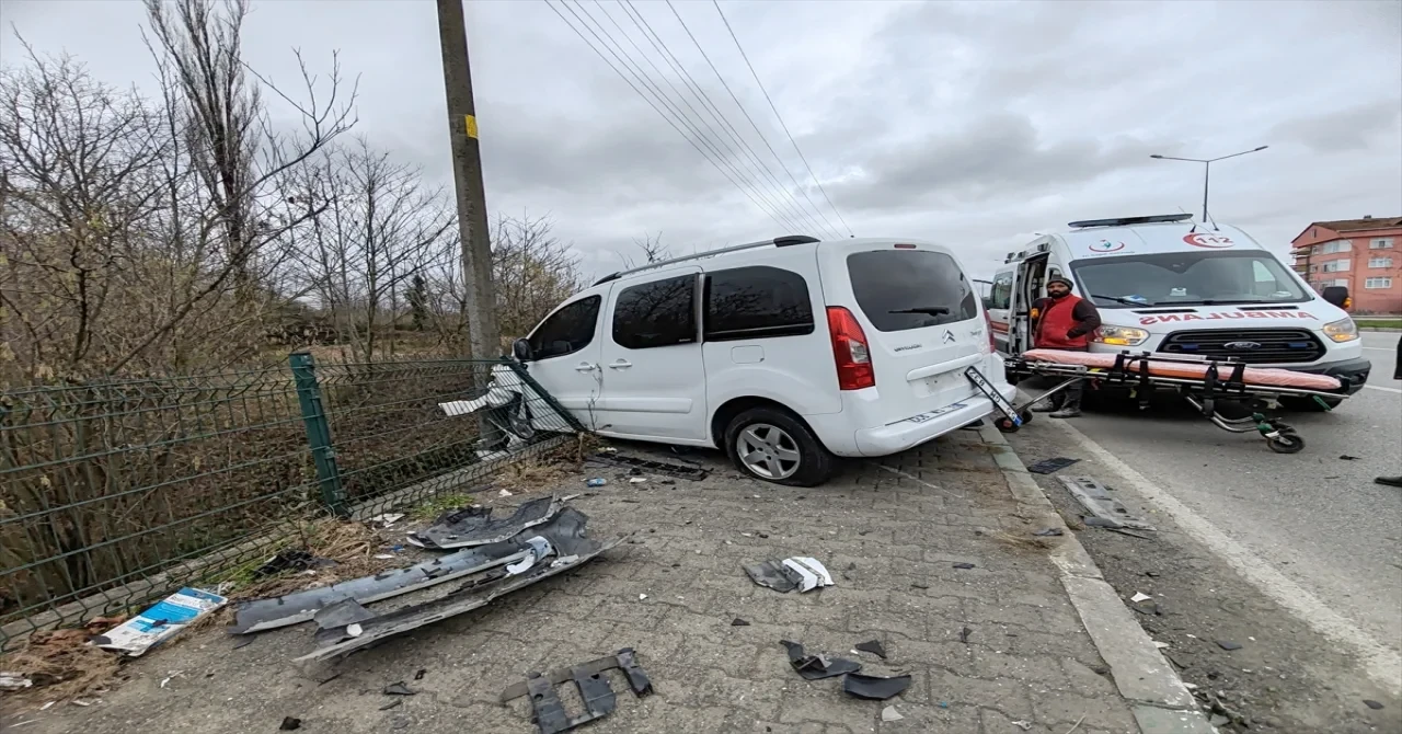 Samsun’da hafif ticari araç ile otomobilin çarpıştığı kazada 3 kişi yaralandı