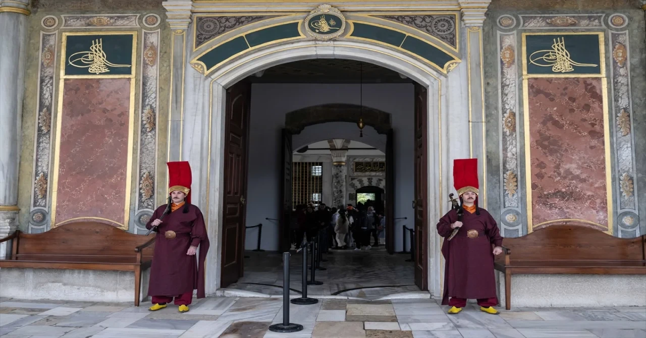 Topkapı Sarayı’nda jandarmalar ”silahtar” kıyafetiyle nöbet tutuyor