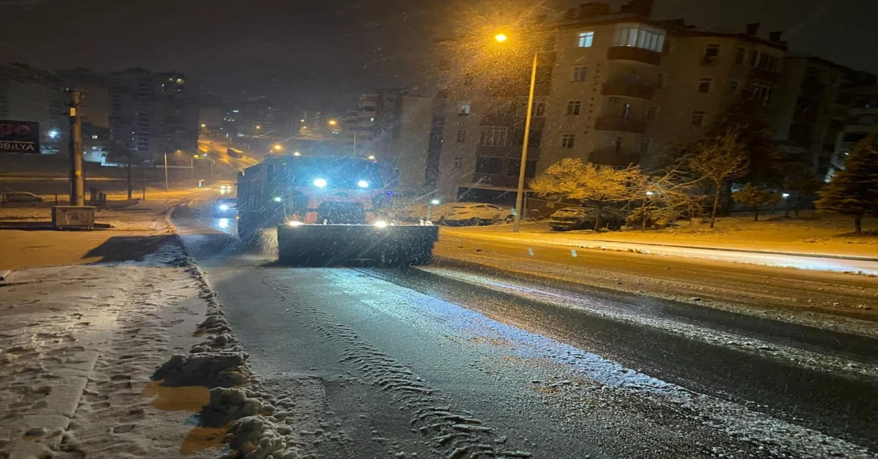 Edirne’de ekiplerin karla mücadele çalışmaları sürüyor