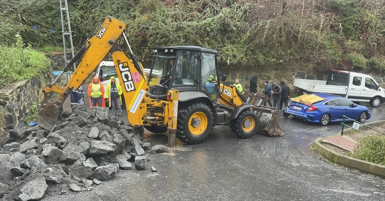 Sarıyer’de istinat duvarı otomobilin üzerine yıkıldı 