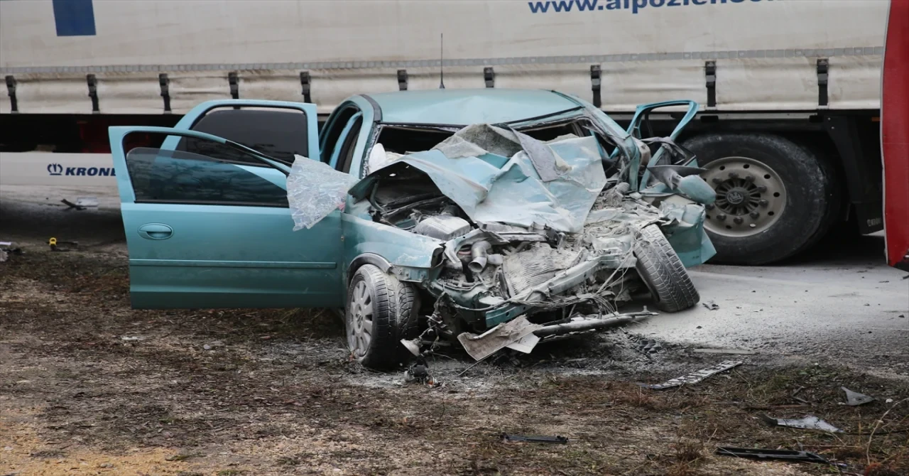 Tokat’ta tır ile otomobilin çarpıştığı kazada 2 kişi öldü