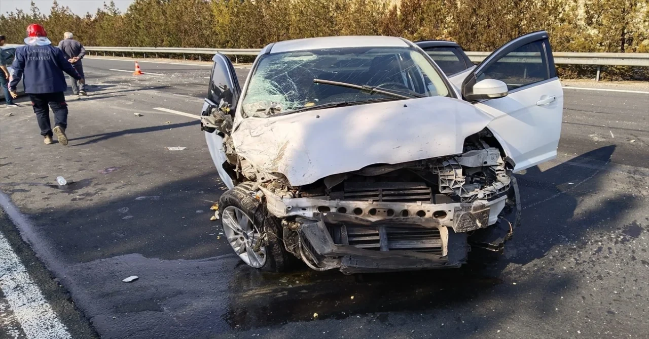 Şanlıurfa’da iki otomobilin çarpıştığı kazada 1’i ağır 10 kişi yaralandı