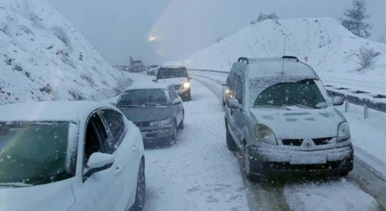 Antalya - Denizli karayolunda ulaşıma kar engeli