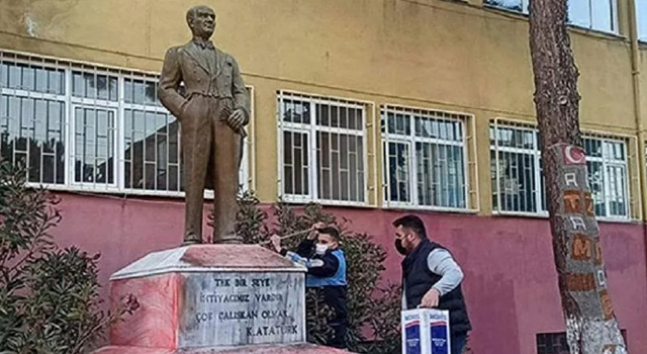 Atatürk heykeline saldıran kişi yakalandı. Soylu: Türk Polisi yakalar!