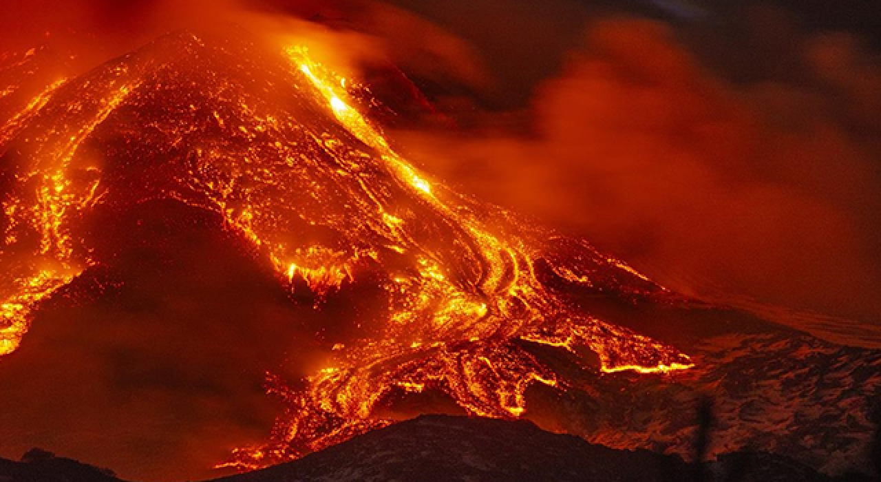 Etna yeniden ses verdi: Hava sahasında kırmızı kod uyarısı