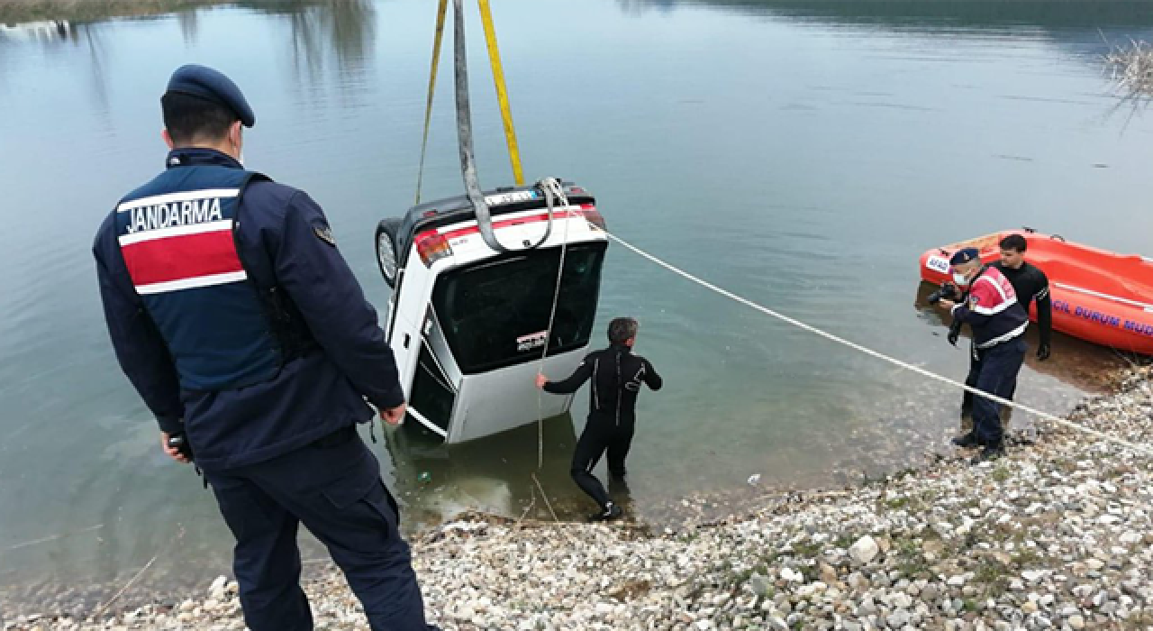 Gölete uçan otomobildeki karı-koca hayatını kaybetti