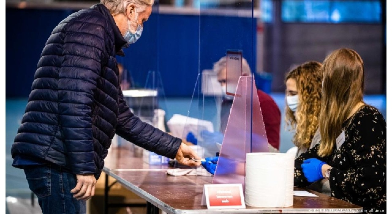 Hollanda yeni parlamentoyu seçmek için sandık başında