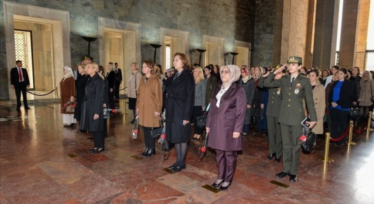 Hulusi Akar'ın eşi Şule Akar'dan Anıtkabir ziyareti