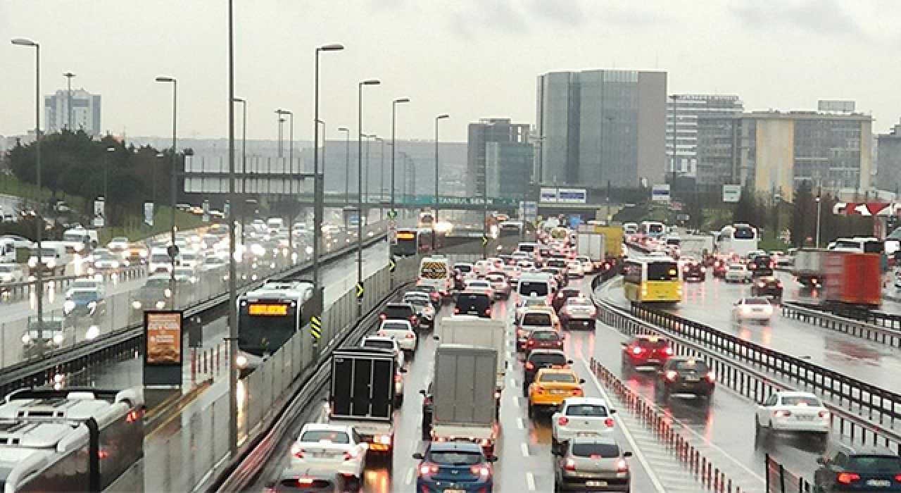 İstanbul'da yağış trafiği arapsaçına çevirdi