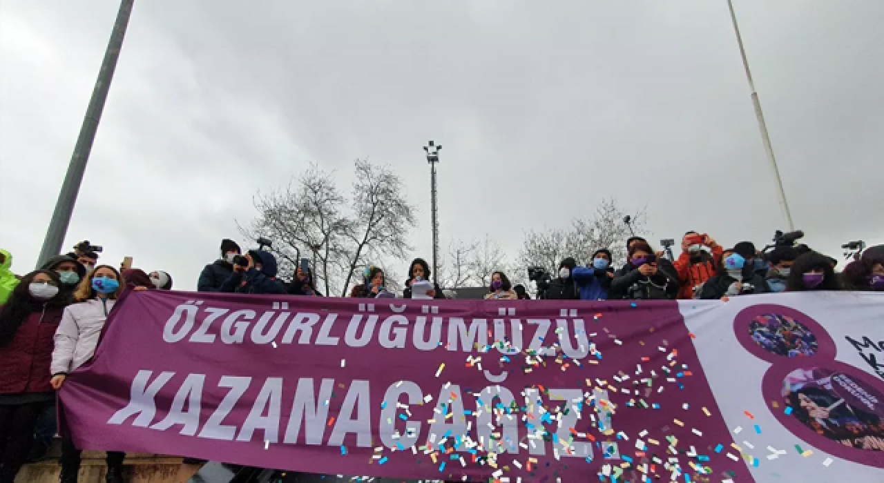 Kadınlar 8 Mart öncesi Kadıköy'de toplandı