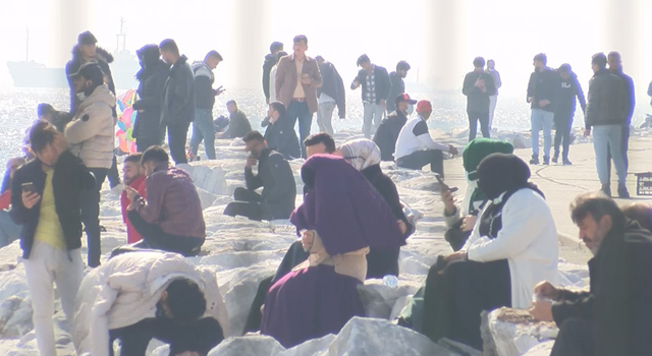 Kısıtlamaya rağmen sahilde yoğunluk 