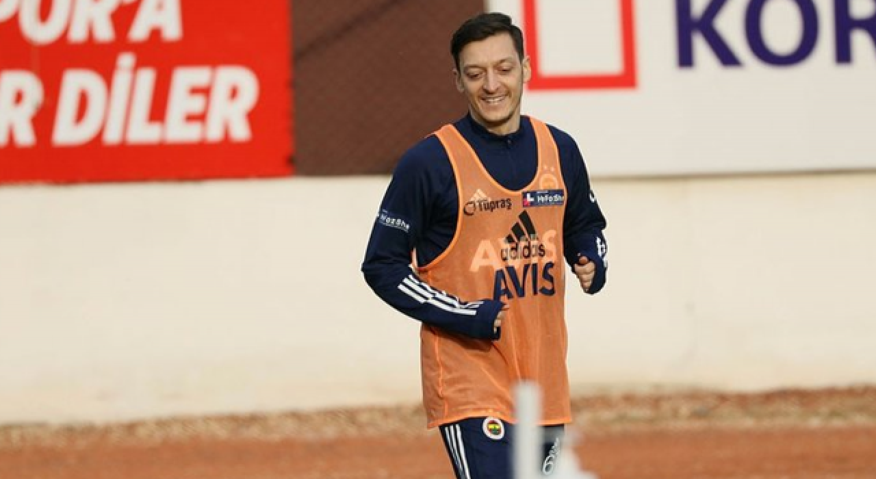 Mesut Özil İngiliz basınında gündem oldu