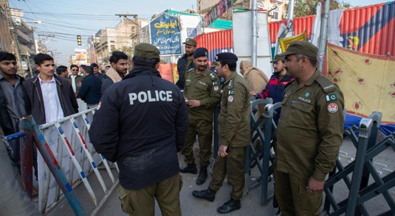 Pakistan'da yol kenarına yerleştirilen bomba patlatıldı