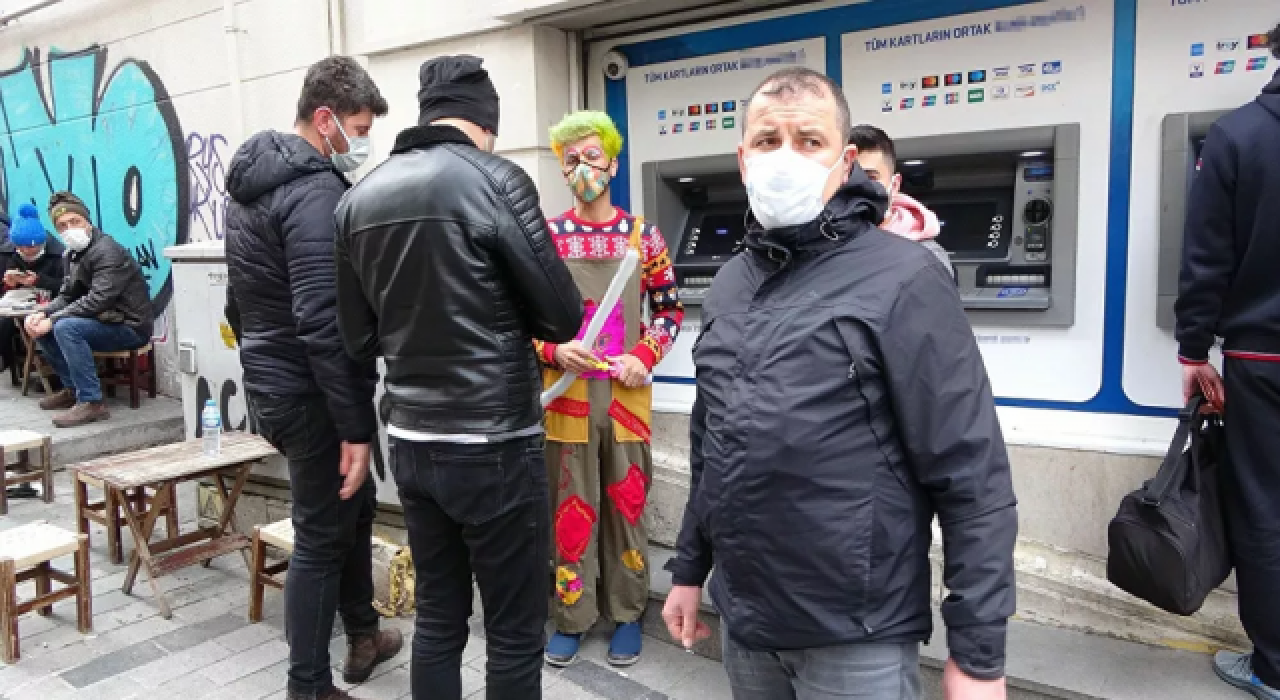 Taksim’de selfie çektirdikleri turistleri para için tehdit eden palyaço gözaltına alındı