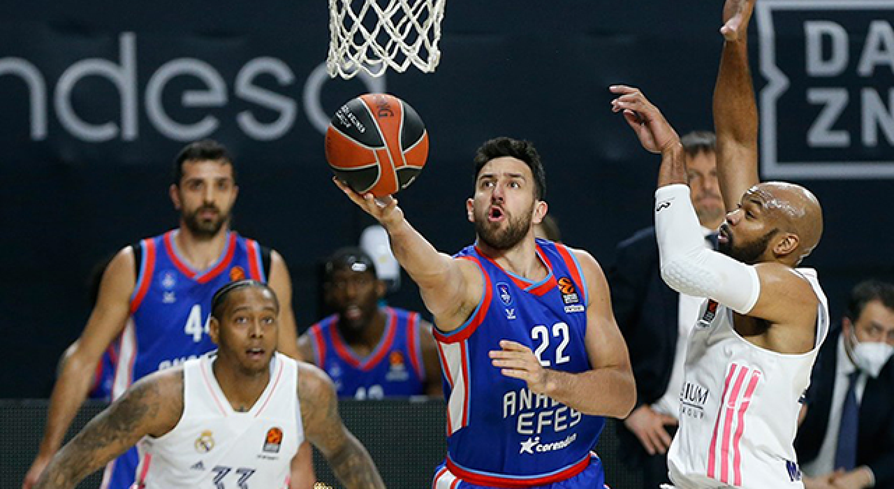 Anadolu Efes, Final Four fırsatını "son çeyrekte" tepti