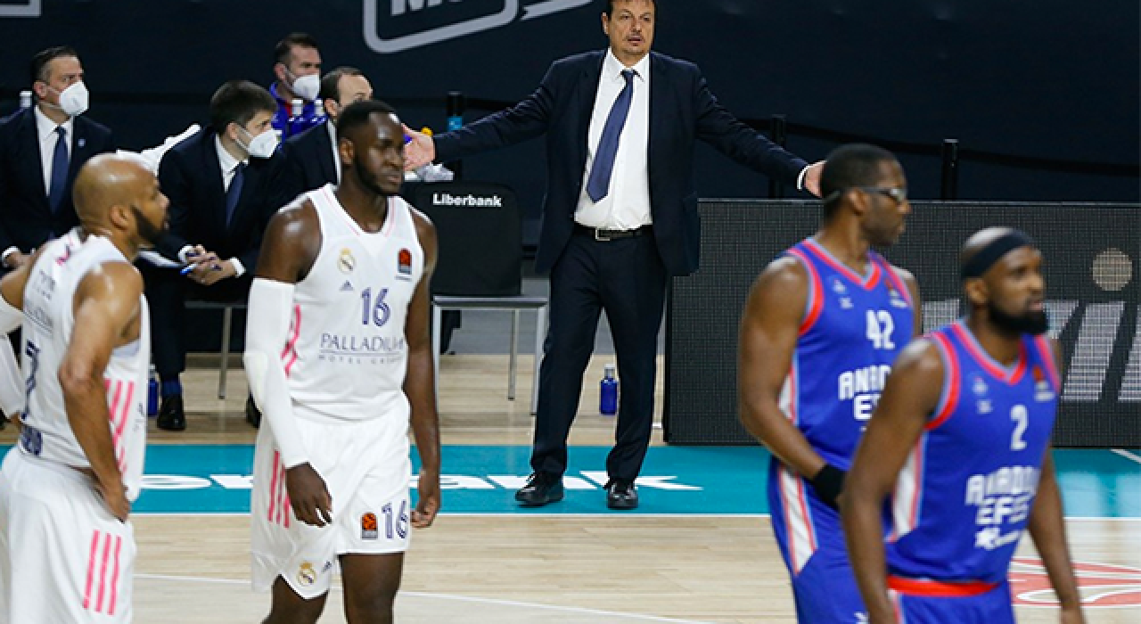 Anadolu Efes, Final Four şansını son maça bıraktı