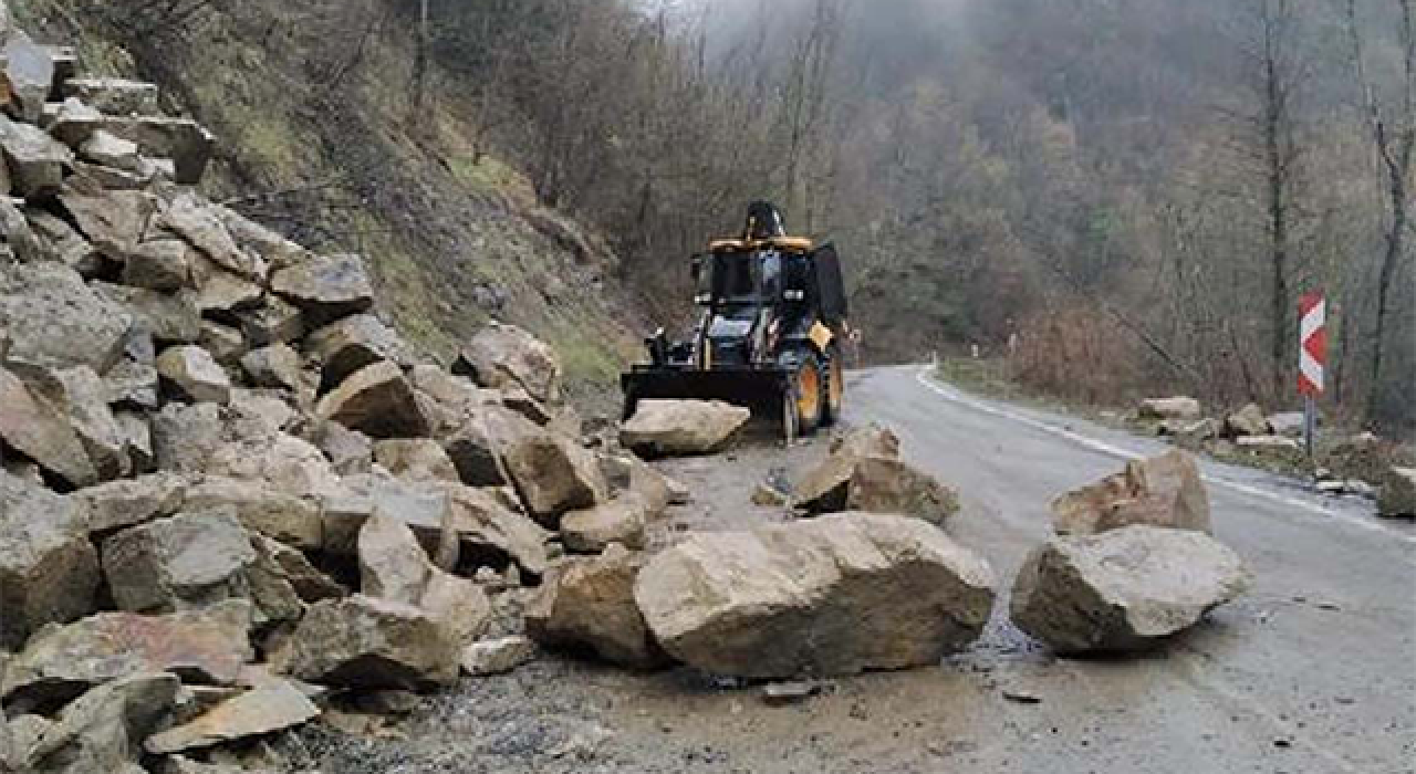 Bartın'da heyelan; Sürücülere dikkat uyarısı