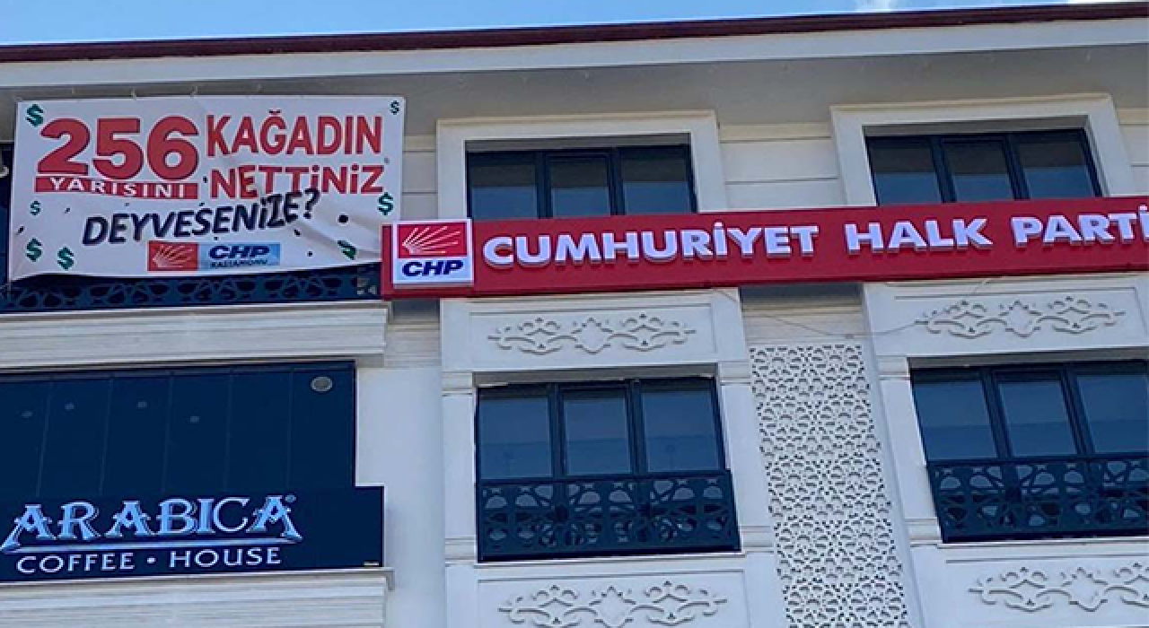 CHP'den '128 milyar dolar'dan sonra yeni afiş: "256 kağadın yarısını nettiniz?"