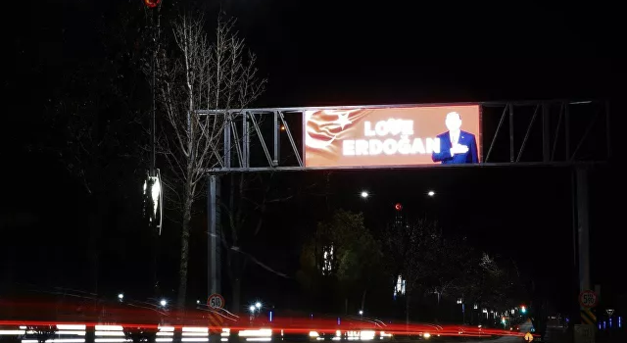 CHP’nin şikayeti üzerine "Love Erdoğan" afişi indirildi