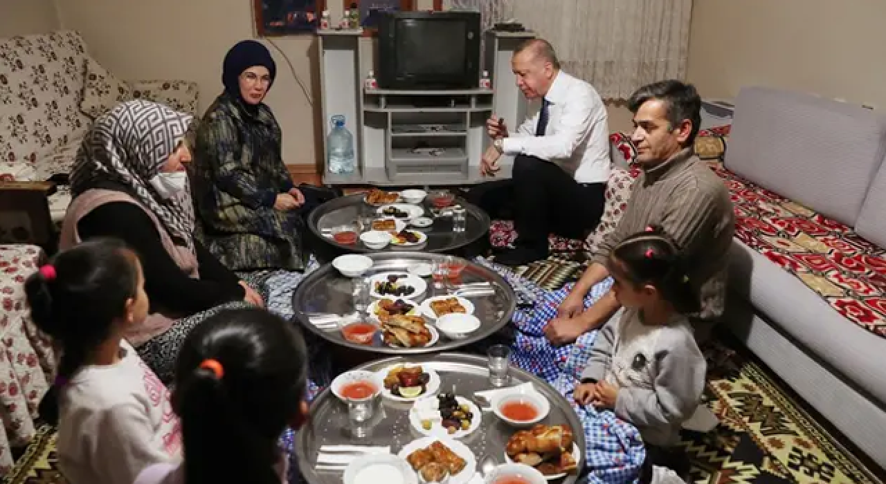 Cumhurbaşkanı Erdoğan yer sofrasında iftar yaptı