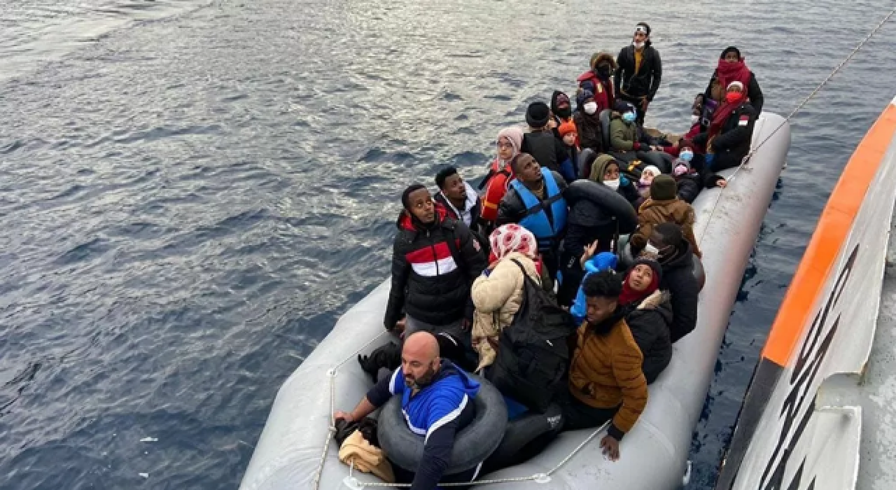 İzmir’de 64 düzensiz göçmen kurtarıldı