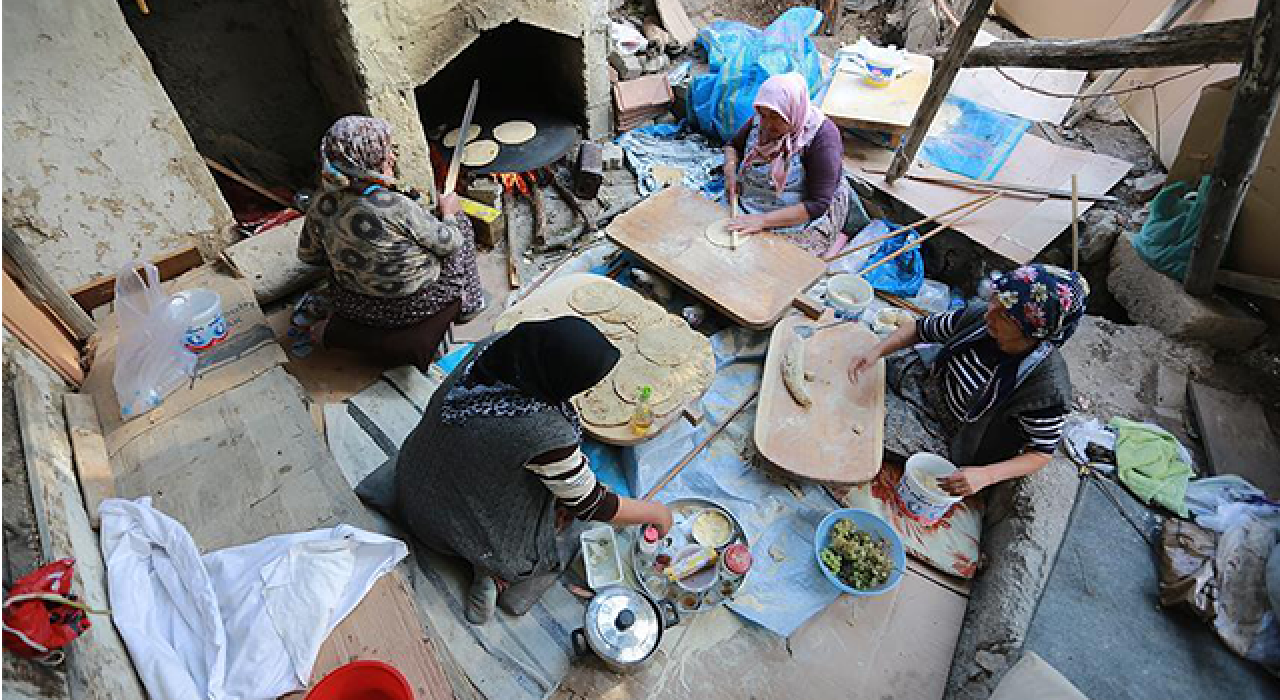 Kadınlar toplu halde yufka açtı, 9 mahalle karantinaya girdi