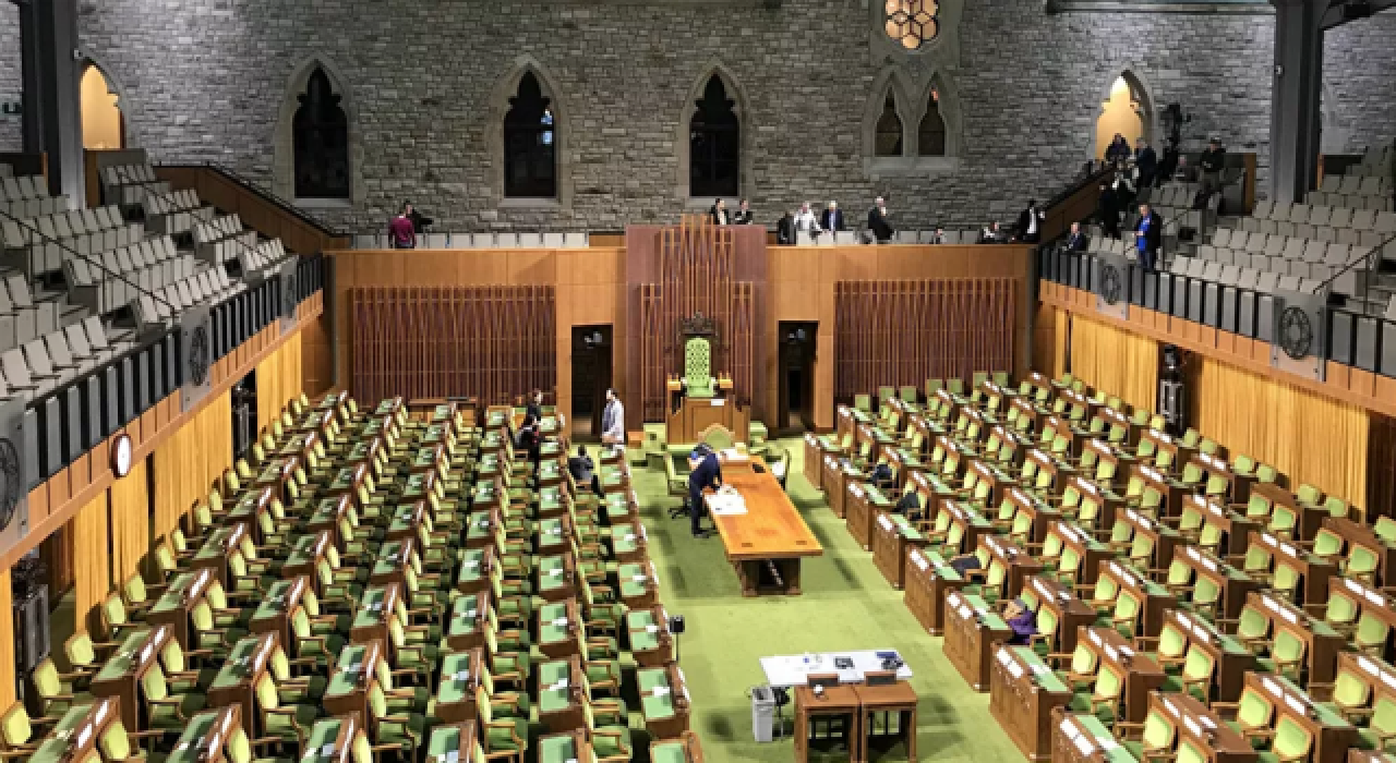 Kanada'da bir liberal vekil, düzenlenen oturuma çırılçıplak bağlandı