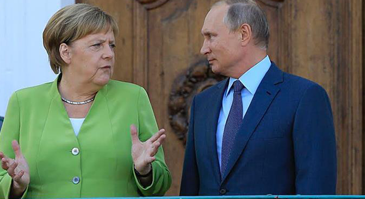 Merkel, Putin'den askeri yığınağın gevşetilmesini talep etti