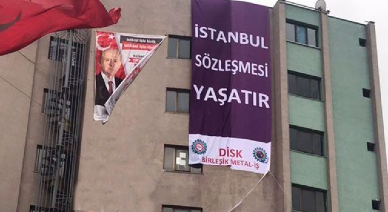 MHP binasına "İstanbul Sözleşmesi Yaşatır" afişi asıldı