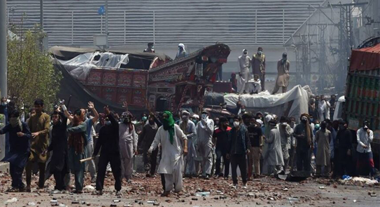 Pakistan'da polis göstericilere ateş açtı: Üç ölü, onlarca yaralı