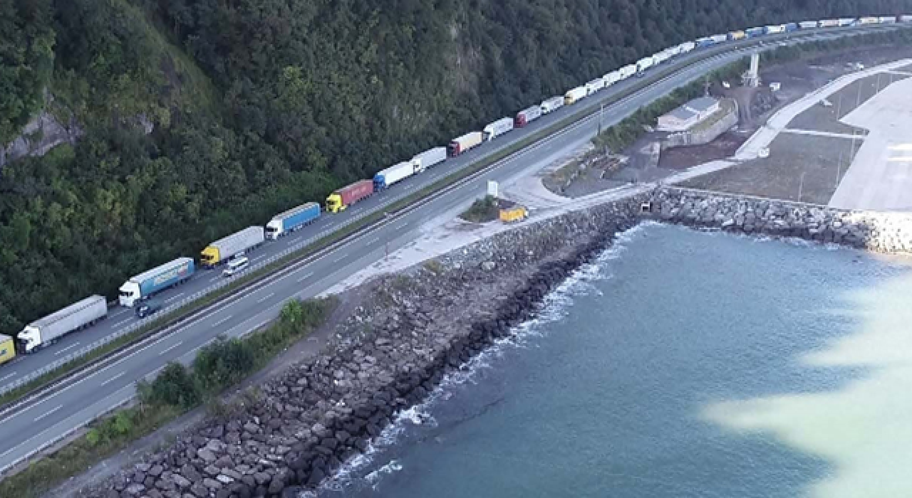 Türk TIR'larının sınırda oluşturduğu kuyruk 75 kilometreyi aştı