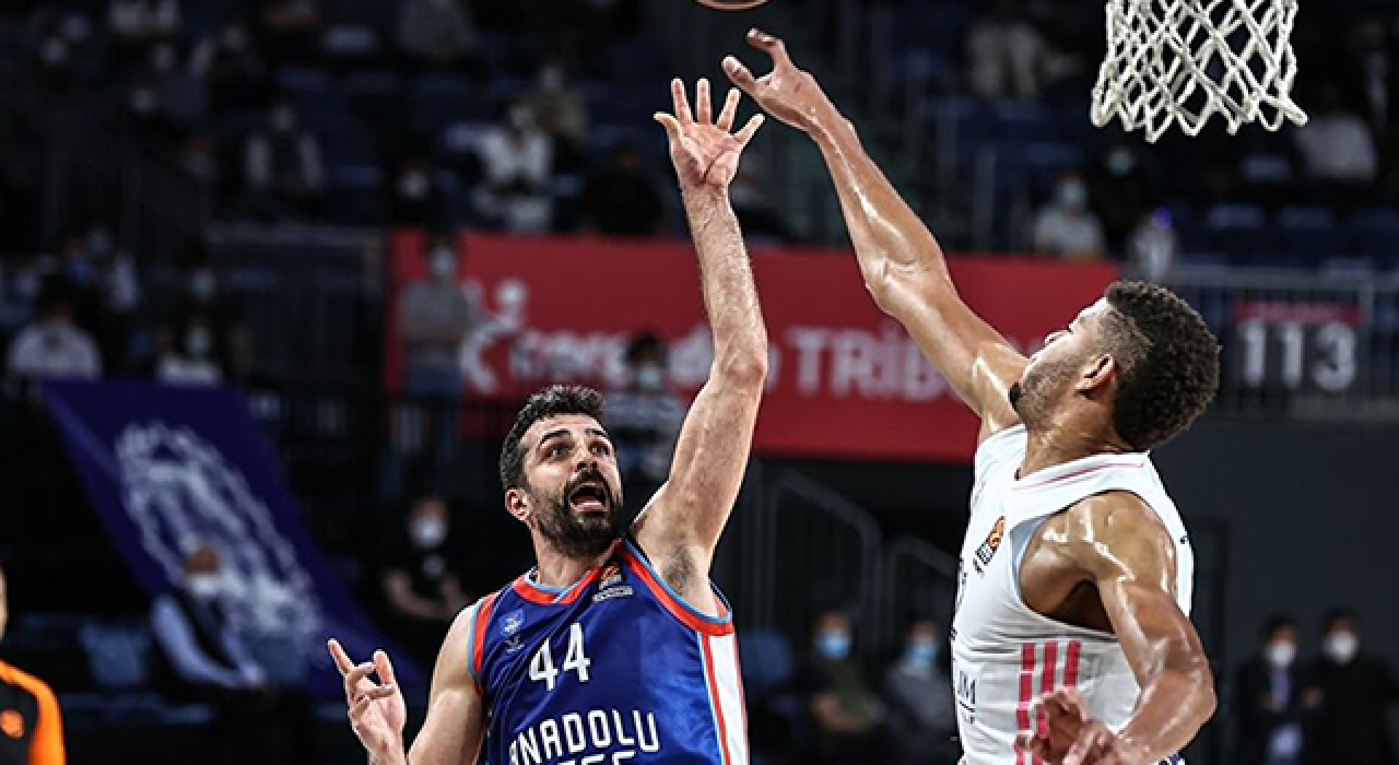 Anadolu Efes, Real Madrid'i yendi, Dörtlü Final'e yükseldi