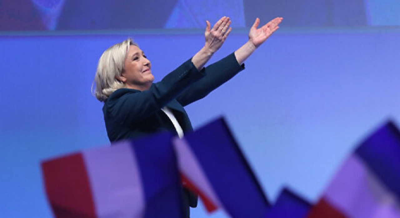 Le Pen, Macron'u geçti... Fransa'da aşırı sağ yükseliyor