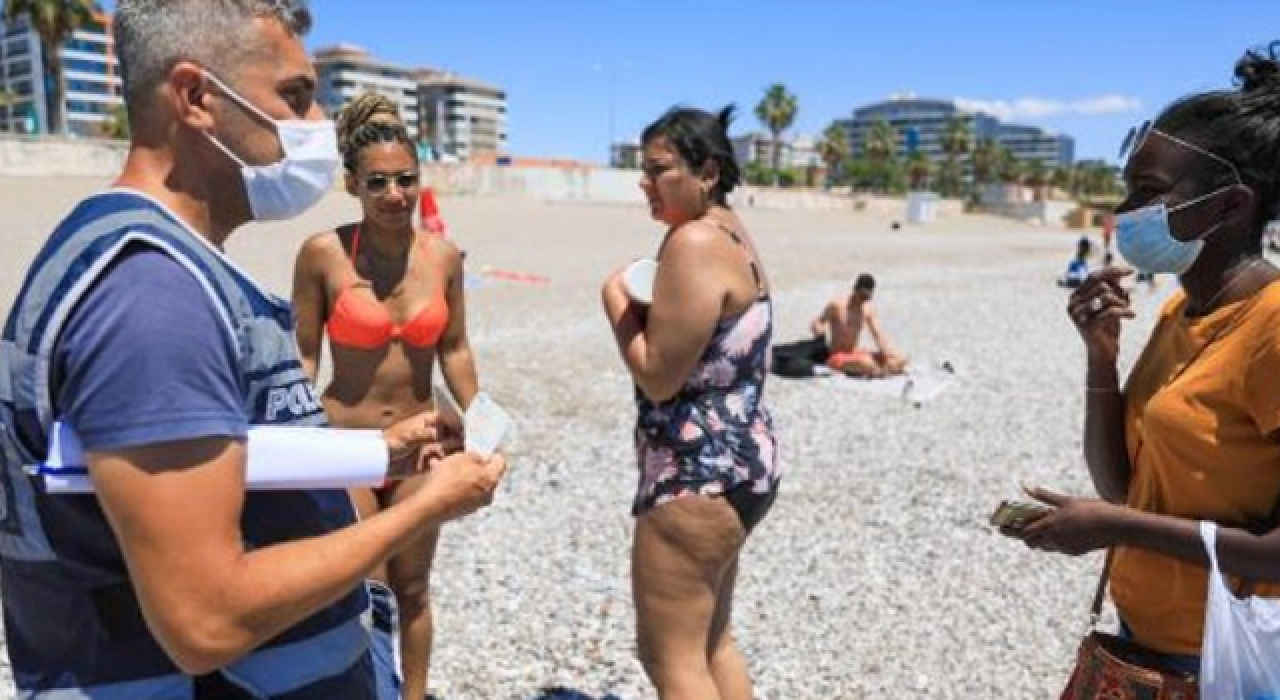 Antalya'da polislerin, "Sahilde Türk var mı?" operasyonu!