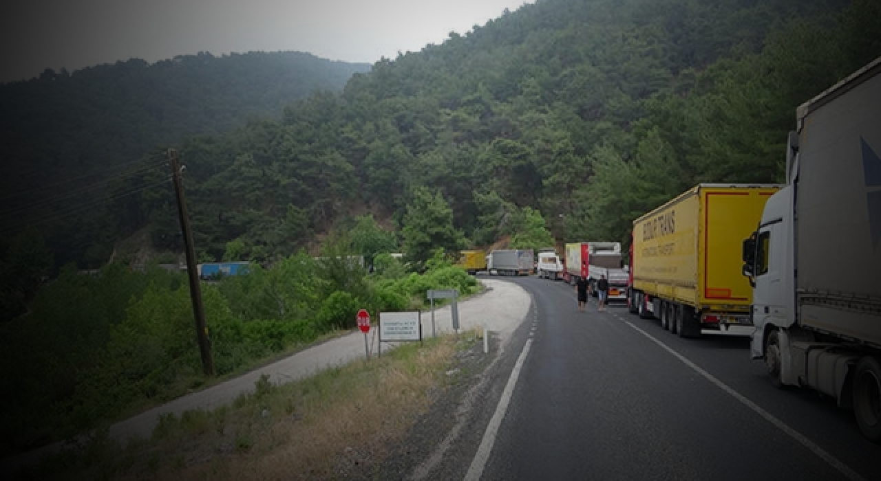 Çanakkale-İzmir yolu trafiğe kapandı!