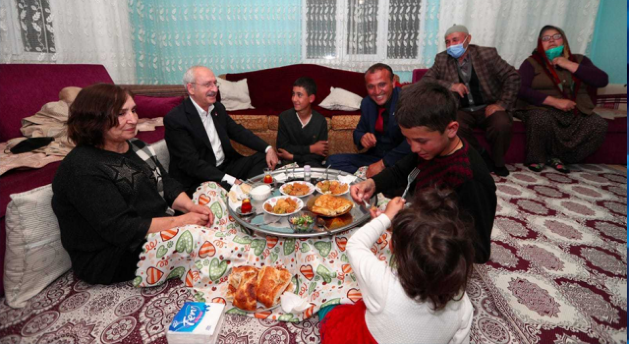 Kılıçdaroğlu, linç girişiminde kendisine evini açan aileyle iftar yaptı