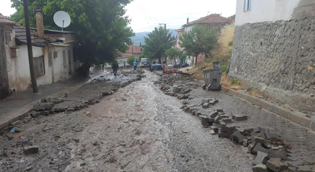 Manisa'da sel felaketi: 17 ev hasar gördü