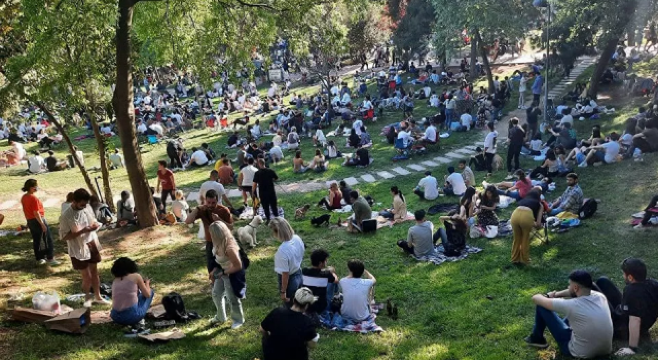 Maske yok, sosyal mesafe yok: Maçka doldu, taştı