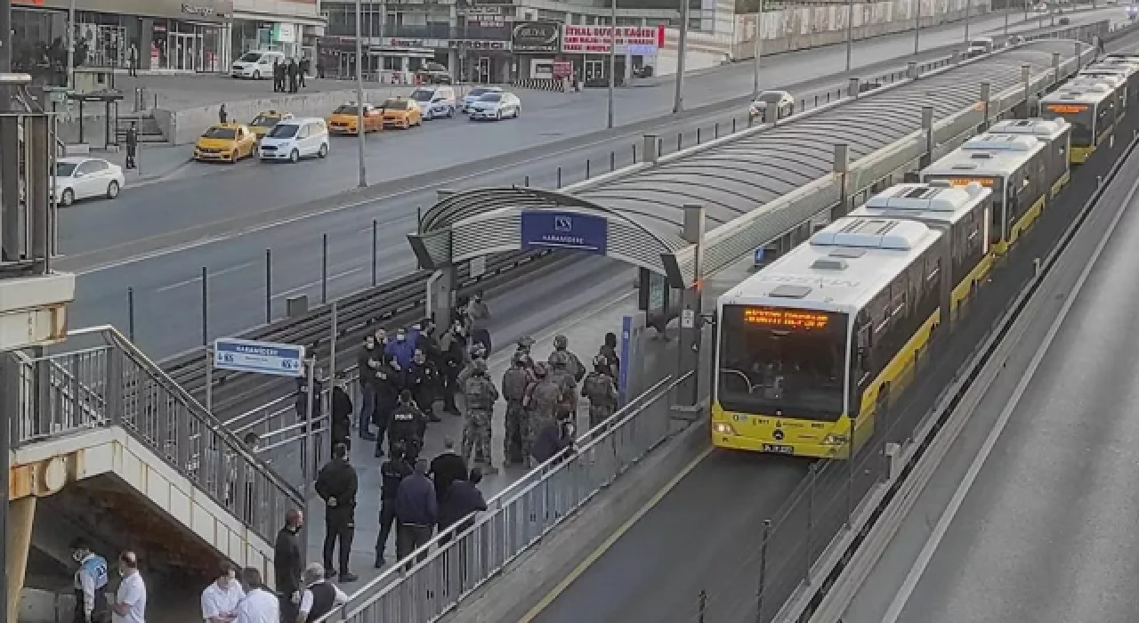 Metrobüste rehin krizi: Polis palalı saldırganı ikna etti