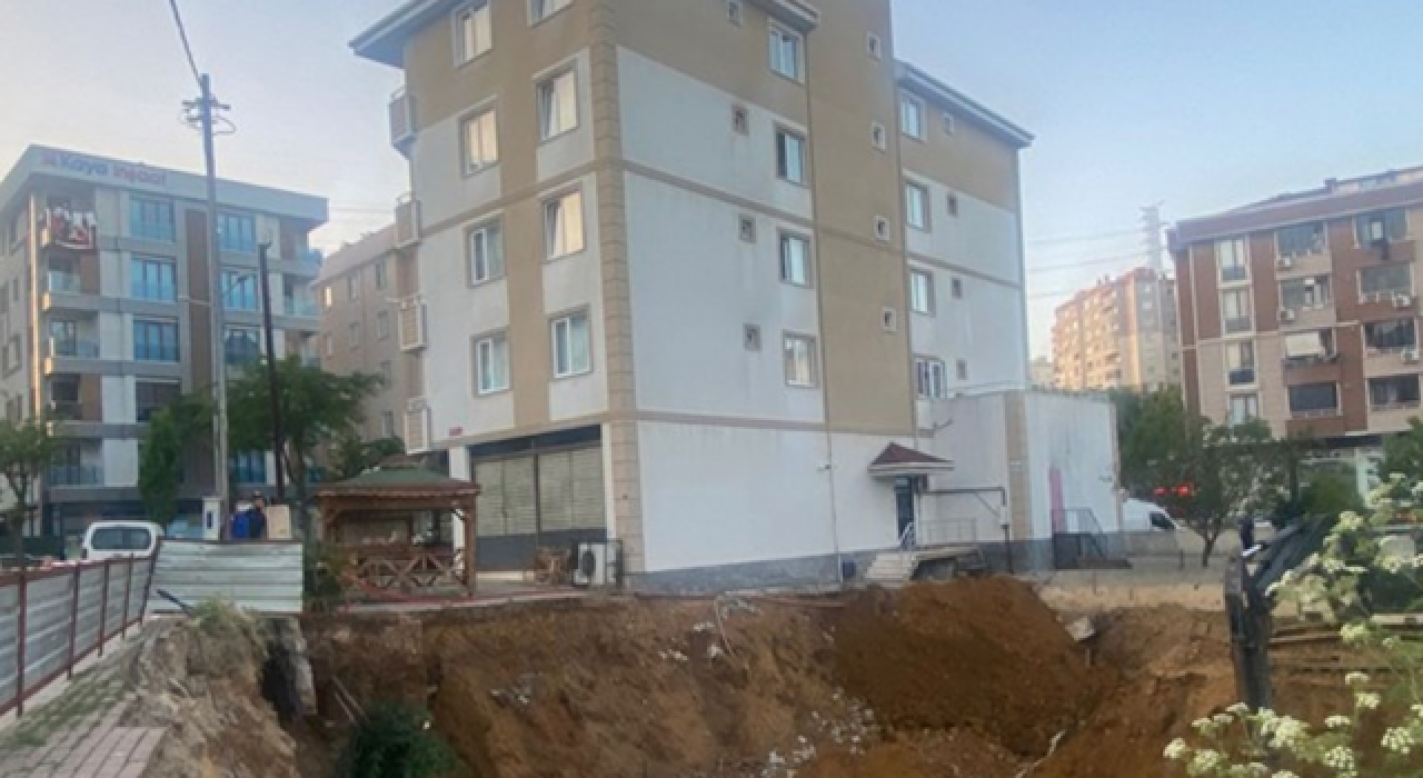 Pendik'te istinat duvarı çöken 5 katlı bina boşaltıldı