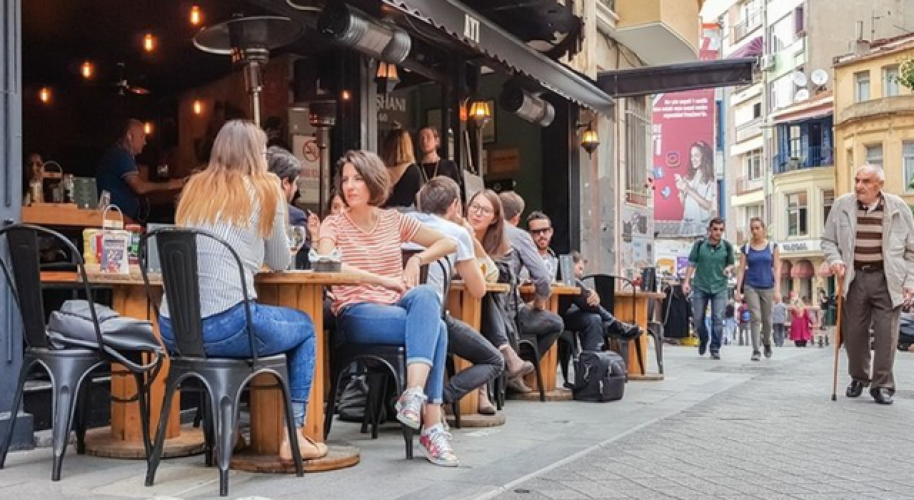 Restoranlarda kapanma saati değişiyor: Gece yarısına kadar