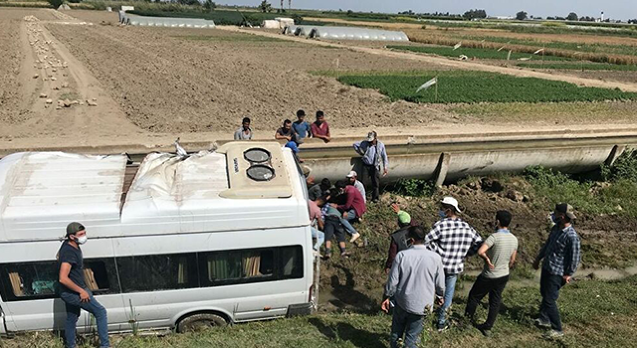 Tarım işçilerini taşıyan minibüs şarampole devrildi