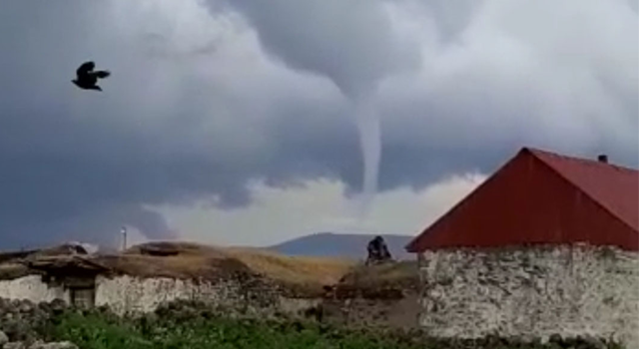 Ardahan'da hortum çatıları uçurdu