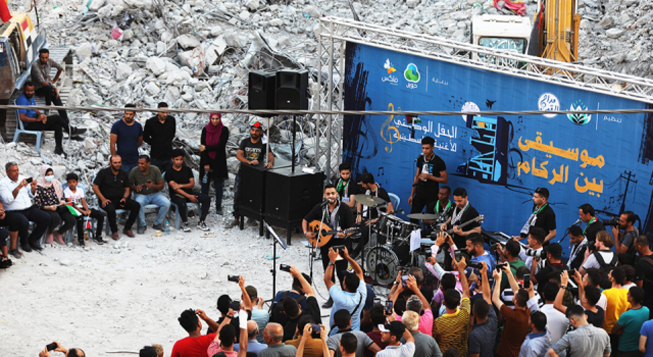 Filistinli müzik grubu, İsrail'in yıktığı binanın enkazında konser verdi