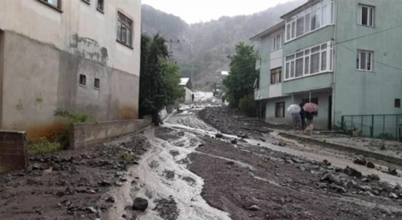 Giresun'da dere taştı, yollar çamurla kaplandı