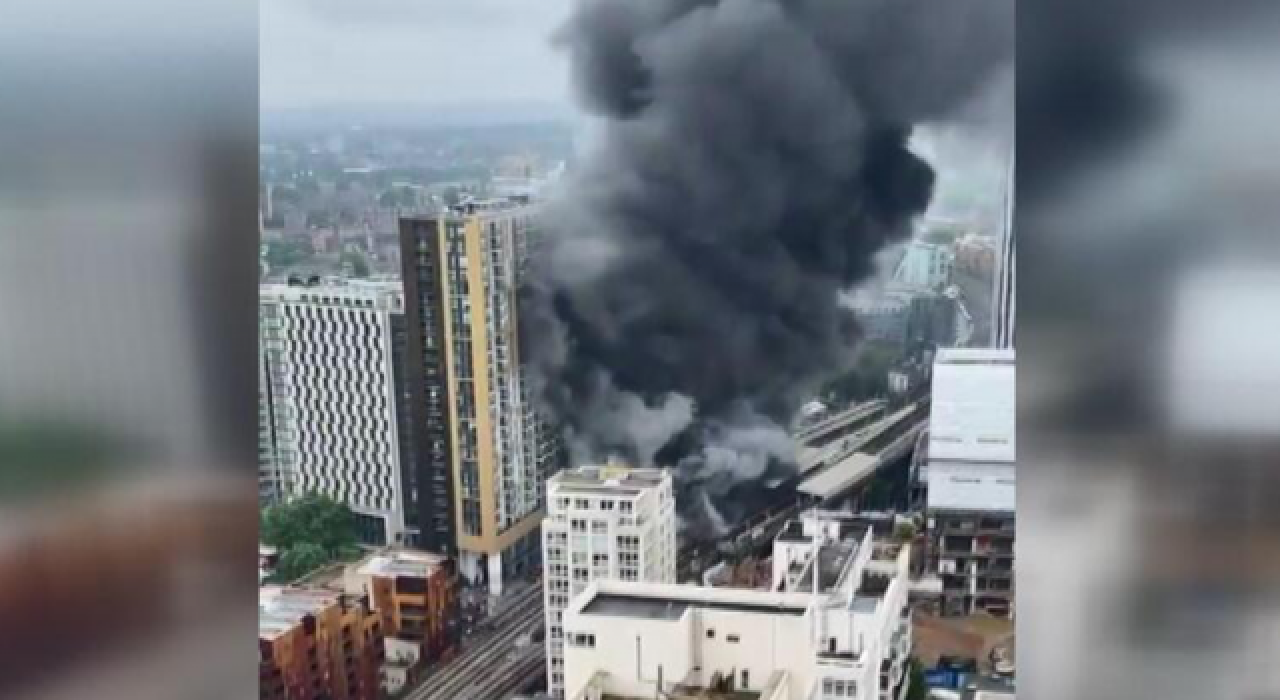 Londra'da metro istasyonunda patlama ve yangın!